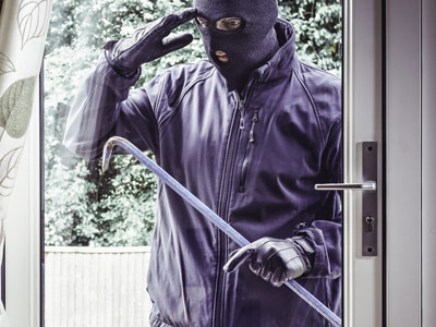 Aufgehebelte Haustür nach einem Einbruch